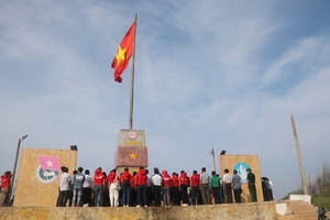 “Tự hào cờ Tổ quốc” đến với đảo tiền tiêu Phú Quý