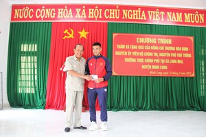 Trao hỗ trợ cho người con Hrê ưu tú tại Quảng Ngãi