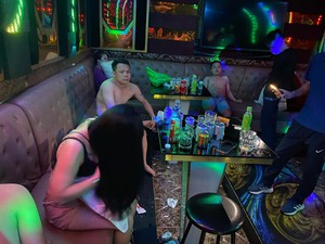 Đột kích phòng VIP của quán karaoke có 4 nam, 3 nữ bên trong