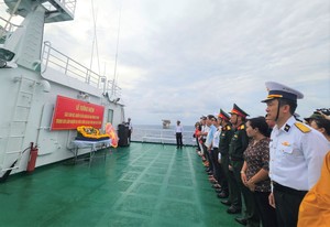 Đoàn công tác thăm quân - dân trên huyện đảo Trường Sa