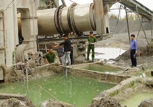 Phá vụ án chôn, lấp chất thải công nghiệp độc hại số lượng đặc biệt lớn, tới hơn 1.600 tấn - Ảnh 3.