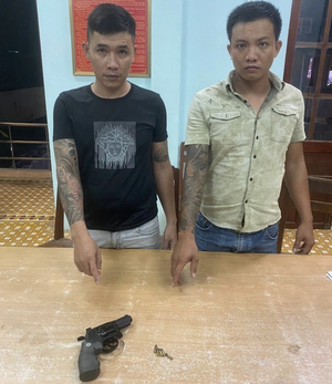 Gi&aacute;o vi&ecirc;n tiểu học tham gia đường d&acirc;y mua b&aacute;n 5 khẩu s&uacute;ng, 1.069 vi&ecirc;n đạn - Ảnh 2.