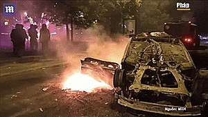 Bạo loạn ở Pháp: Người biểu tình lao xe, đốt nhà thị trưởng