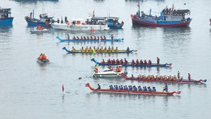 Hơn 300 vận động viên tham gia giải đua thuyền rồng truyền thống Đầm Nại