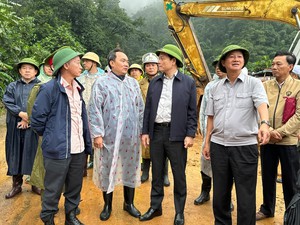 Phó thủ tướng Trần Lưu Quang thăm viếng cán bộ CSGT hy sinh trong vụ sạt lở đèo Bảo Lộc