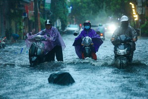 Mưa lớn làm nhiều tuyến phố Hà Nội ngập sâu, hàng loạt phương tiện chết máy