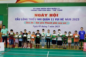 Vợ chồng Tiến Minh đồng hành cùng Ngày hội cầu lông hè Quận 11