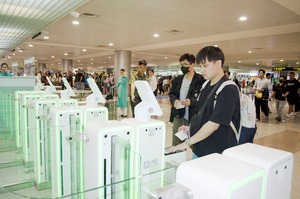 Khách bay làm thủ tục quét hộ chiếu tự động ở sân bay Tân Sơn Nhất cách nào?
