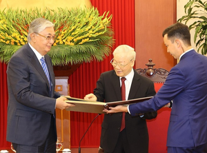Tổng thống Kazakhstan tặng Tổng Bí thư Nguyễn Phú Trọng album ảnh Chủ tịch Hồ Chí Minh
