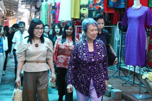 Phu nhân Thủ tướng Việt Nam-Singapore thăm cơ sở tranh vải của người khuyết tật