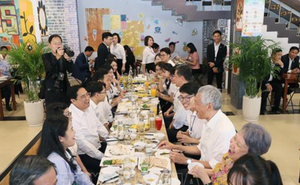 Thủ tướng Việt Nam-Singapore và Phu nhân ăn cơm cùng sinh viên tại căng-tin