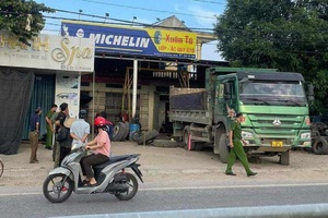 Nổ lốp ôtô tại garage, tài xế và người thợ tử vong