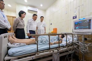 Chủ tịch Hà Nội rút ngắn công tác đến thăm hỏi nạn nhân vụ cháy chung cư mini