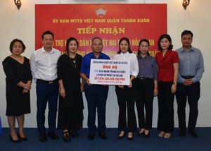 Kiều bào Czech trao quà hỗ trợ nạn nhân vụ cháy chung cư mini ở Hà Nội