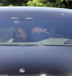 Ben Affleck thân mật với vợ cũ Jennifer Garner trong xe