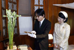 Hoàng Thái tử Nhật Bản trân trọng chạm vào những kỷ vật của Chủ tịch Hồ Chí Minh