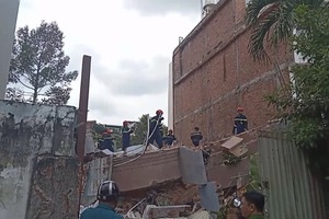 Sập nhà cũ 4 tầng ở TP HCM, 2 người bị mắc kẹt