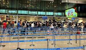 Người dân trở lại TP HCM sau lễ: Sân bay và bến xe thưa thớt, cửa ngõ đông xe