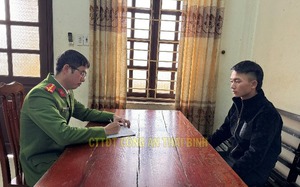 Nam thanh niên lao vào tiệm vàng, giật chiếc nhẫn 3 chỉ vàng 9999 rồi tháo chạy - Ảnh 2.