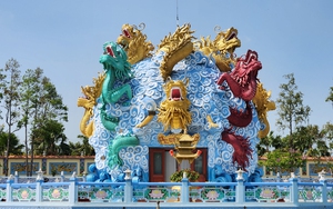 Ngôi chùa có “9 con rồng uốn lượn trên mặt nước” ở Châu Đốc 