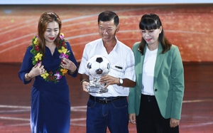 Quả bóng vàng 2023: Các khoảnh khắc ấn tượng, ba mẹ nhận giải thay Huỳnh Như