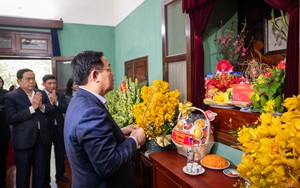 Chủ tịch QH Vương Đình Huệ dâng hương tưởng niệm Chủ tịch Hồ Chí Minh tại Nhà 67
