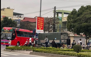 VIDEO: Xe ben t&ocirc;ng xe 29 chỗ đưa đ&oacute;n học sinh, đẩy đi h&agrave;ng chục m&eacute;t - Ảnh 1.