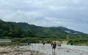 Trên đường đi làm thuê về, 2 người phụ nữ bị nước cuốn mất tích