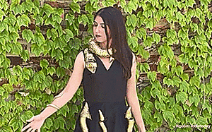 “Chiếc váy AI” đầu tiên trên thế giới với phụ kiện rắn quỷ Medusa