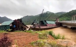 VIDEO: Cảnh kinh hãi tàu lớn bị nước lũ cuốn va mạnh vào thành cầu