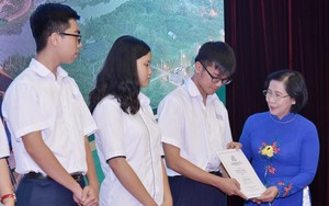 Quỹ Đinh Thiện Lý và Phú Mỹ Hưng trao gần 8,8 tỉ đồng học bổng và tài trợ- Ảnh 3.