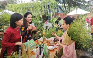 Gi&aacute; b&aacute;nh chưng , b&aacute;nh T&eacute;t Tết năm nay tăng cao do nhu cầu tăng đột biến - Ảnh 2.