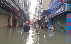 Đê sông Vinh bị vỡ đoạn dài 6 m, hàng trăm người căng mình ứng cứu- Ảnh 2.
