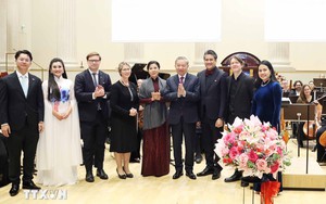 Đ&ecirc;m nhạc của nữ nhạc trưởng Ph&aacute;p tại TP HCM - Ảnh 2.