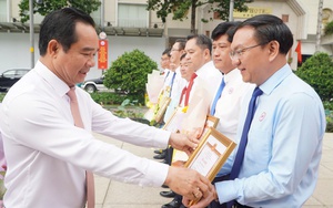 Lễ tuyên dương "Dân vận khéo" tại TP HCM: không tặng hoa, dành kinh phí ủng hộ đồng bào miền Trung - Ảnh 4.