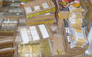 QLTT TP HCM phát hiện hàng ngàn sản phẩm nước hoa, mỹ phẩm, thực phẩm chức năng nghi giả mạo - Ảnh 2.