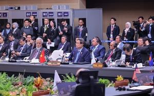 Tăng trưởng kinh tế TP HCM: Gỡ điểm nghẽn thể chế và hạ tầng - Ảnh 3. Tăng trưởng kinh tế TP HCM: Gỡ điểm nghẽn thể chế và hạ tầng - Ảnh 3.