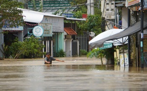 Ấm tình người giữa dòng lũ dữ - Ảnh 1.