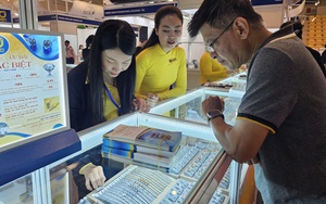 Giá vàng miếng SJC và vàng nhẫn tăng mạnh vào cuối ngày 10 - 11 - Ảnh 1.