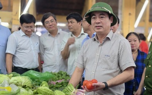 Khánh Hoà: Người dân xếp hàng, mặc áo phao để qua cầu treo sau lũ - Ảnh 14.