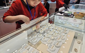 Giá vàng lao dốc mạnh , tiến sát mốc 3 . 900 USD / ounce trong bối cảnh đồng USD tăng giá - Ảnh 1.