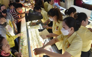 Chiều 22-12, gi&aacute; v&agrave;ng miếng SJC lập đỉnh mới c&ugrave;ng thế giới - Ảnh 1.