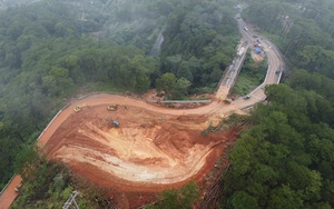 Đèo Gia Bắc và đèo D'ran lại sạt lở trong mưa lớn - Ảnh 2.