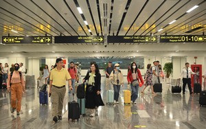 Người d&acirc;n trở lại TPHCM sau kỳ nghỉ Tết , s&acirc;n bay T&acirc;n Sơn Nhất đ&oacute;n kh&aacute;ch kỷ lục - Ảnh 1.