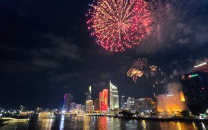 Chương tr&igrave;nh bắn ph&aacute;o hoa TPHCM ch&agrave;o đ&oacute;n năm mới 2026 đầy sắc m&agrave;u - Ảnh 2.