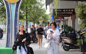 Hàng Tết 2026 lên kệ tại TP HCM: Thị trường Tết sôi động - Ảnh 2.