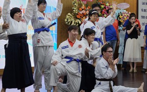 Học sinh, sinh vi&ecirc;n mồ c&ocirc;, khuyết tật nhận học bổng, qu&agrave; Tết sớm - Ảnh 2.