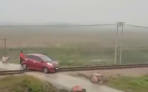 Xe tải vượt đường dân sinh tự mở bị tàu hỏa tông bay xuống vệ đường, 2 người bị thương - Ảnh 2.