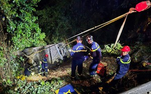 Khối đ&aacute; nặng h&agrave;ng tấn nằm cheo leo tr&ecirc;n đ&egrave;o Bảo Lộc - Ảnh 2.