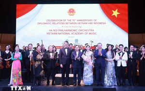 Đ&ecirc;m nhạc của nữ nhạc trưởng Ph&aacute;p tại TP HCM - Ảnh 3.